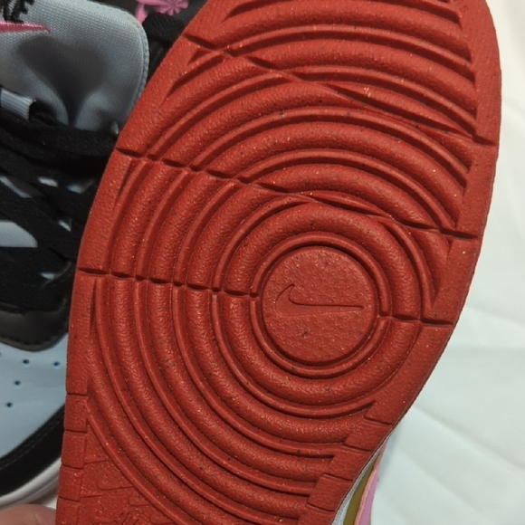 Amazing Nike Kids Black, Pink,Brown and Blue Sneakers, Beautiful !! 5.5 Y - Picture 12 of 13